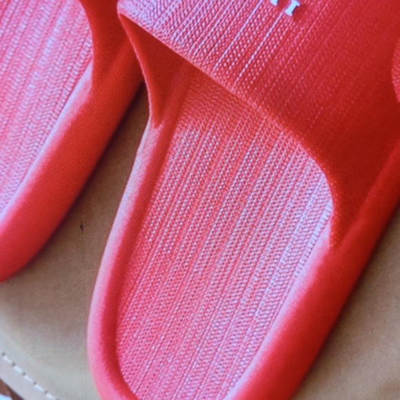 Open Toe Slipper with Drainage Hole for Beach, Showers (Used) - Picture 2 of 4